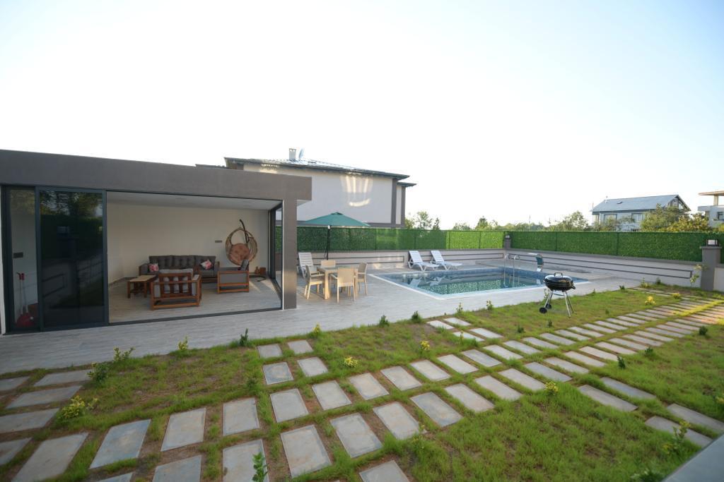 ARAKLI HÜRRİYET MAHALLESİNDE HAVUZLU LÜKS SATILIK VİLLALAR